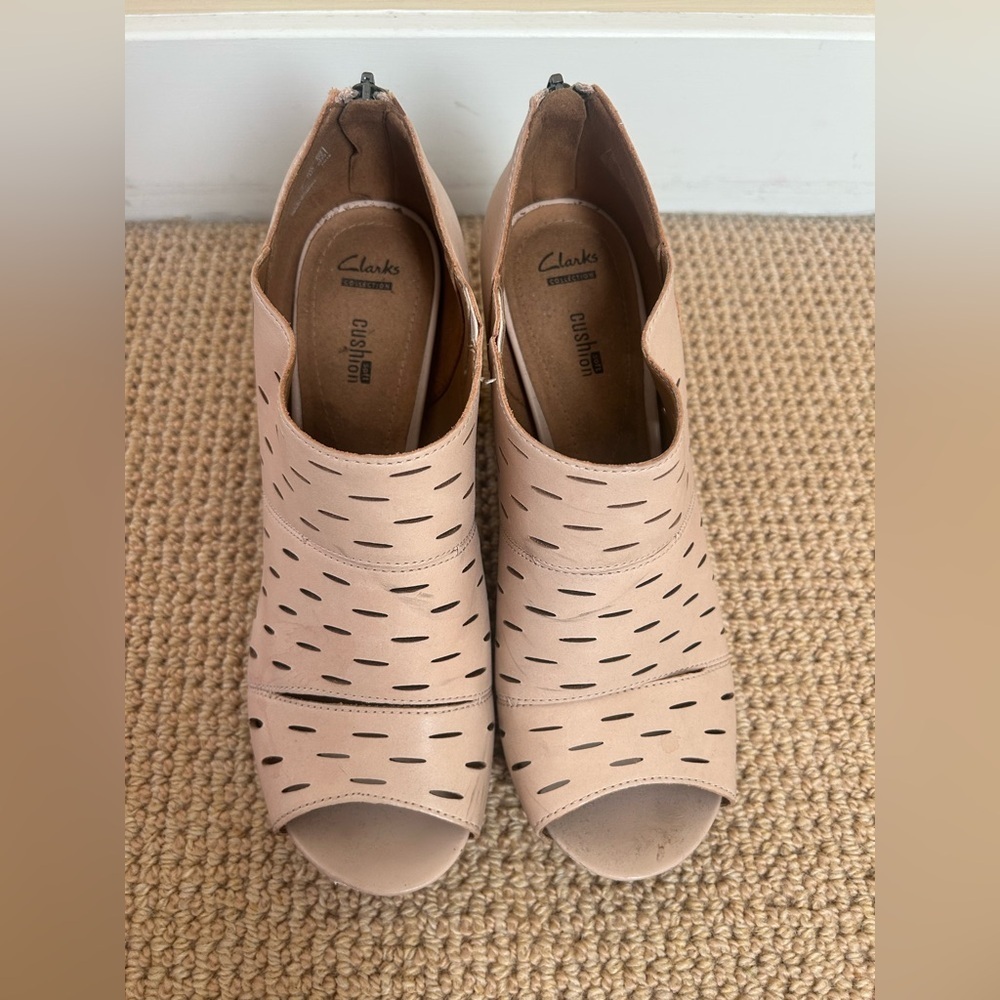 Clarks Women's Crème Perforated Peep-Toe Wedge Booties Size 10